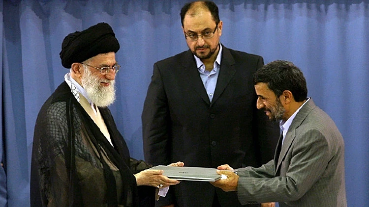 עלי חמינאי מעניק למחמוד אחמדינג'אד את ההסמכה לכהונה שנייה