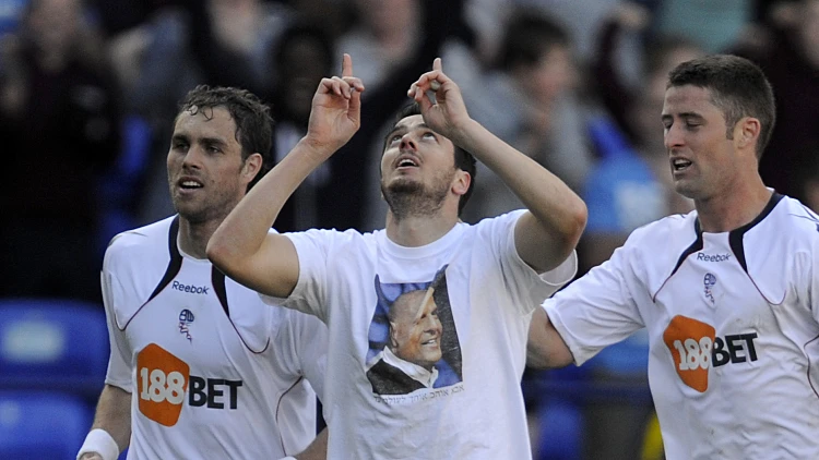 תמיר כהן עם חולצה לזכר אבא שלו בבולטון