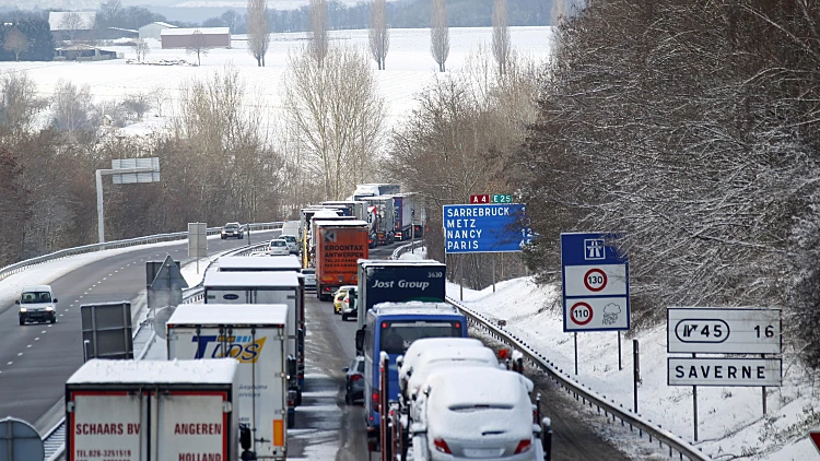 פקק תנועה בגלל השלג בצרפת
