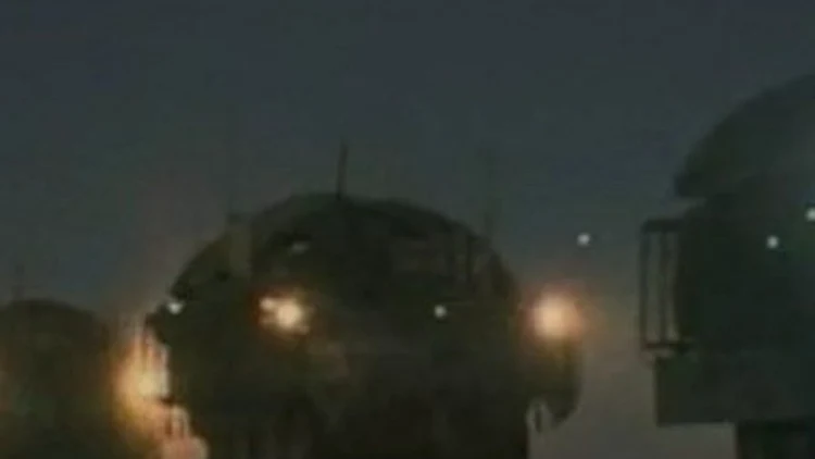 נסיגה היסטורית: אחרי 7 שנים אחרון החיילים האמריקנים יוצא מעיראק. שיירה של רכבי צבא ביציאה