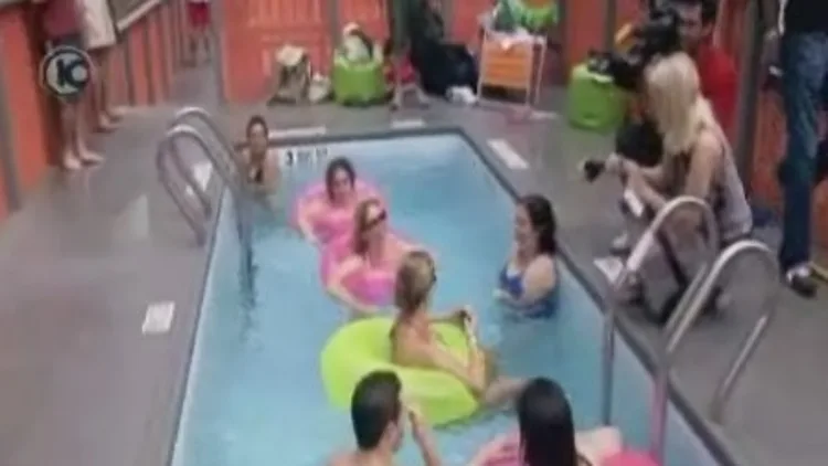 ניו יורק: בריכות שחייה בתוך פחי זבל