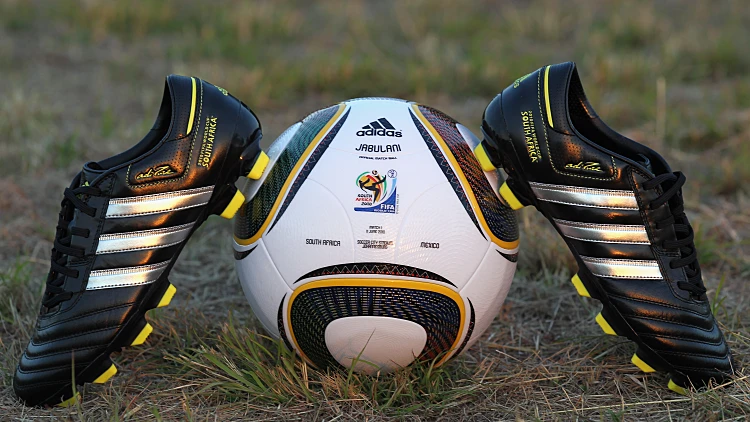 נעלי כדורגל על כדור