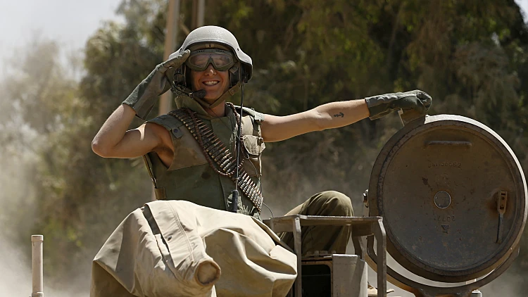 חייל שריון ישראלי מציץ מצריח טנק, ביציאה מרצועת עזה במבצע צוק איתן