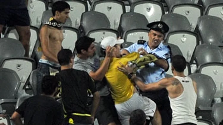 שוטר במהלך עימות אלים עם אוהדי בית"ר ירושלים