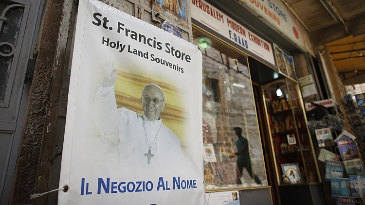 שלטים נתלים בעיר העתיקה של ירושלים לקראת ביקור האפיפיור