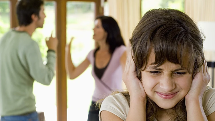 הורים רבים וילדה סובלת