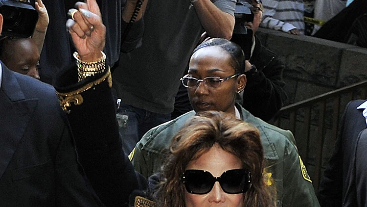 לה טויה ג'קסון מחוץ לבית משפט של ד"ר קונראד מוריי