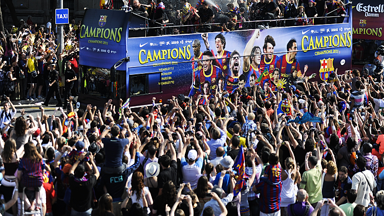 אוטבוס ברצלונה ברחובות העיר עם גביע האלופות