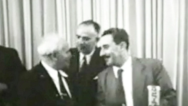 בן גוריון ומשה שרת בהכרזת העצמאות