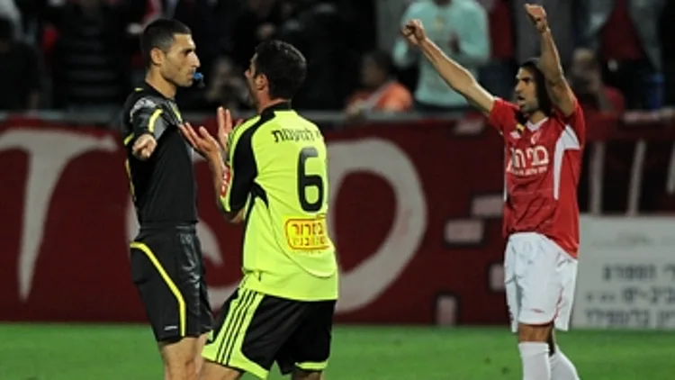 שחקן בית''ר ירושלים מתלונן בפני השופט חכמון ברבע גמר הגביע