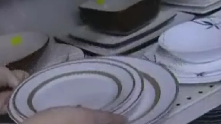 צלחות באגף כלי בית בחנות