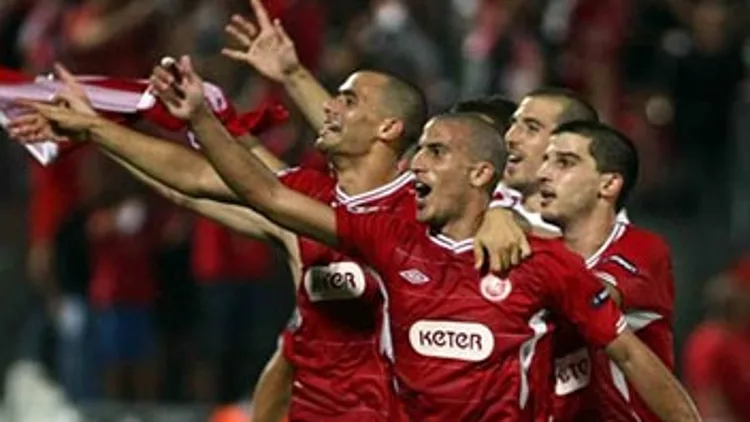 שחקני הפועל תל אביב חוגגים העפלה לליגת האלופות