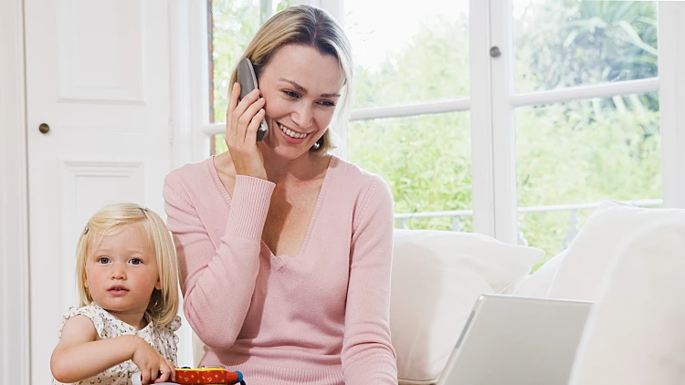 אישה מדברת בטלפון אלחוטי