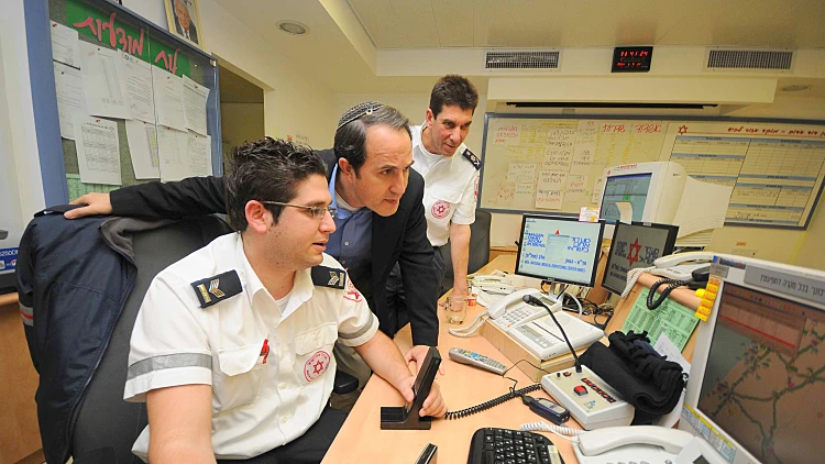אלי בין ויחיאל לסרי בתחנת מד"א