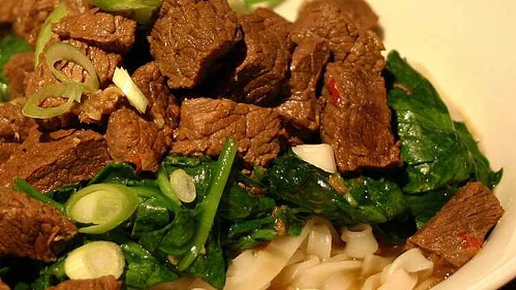 רצועות בקר מוקפצות עם תרד ונודלס