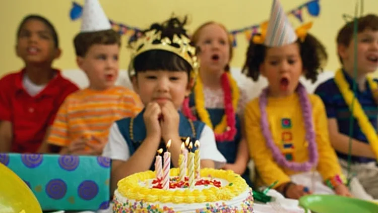 ילד חוגג יום הולדת