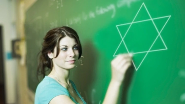 אישה מציירת מגן דוד על לוח