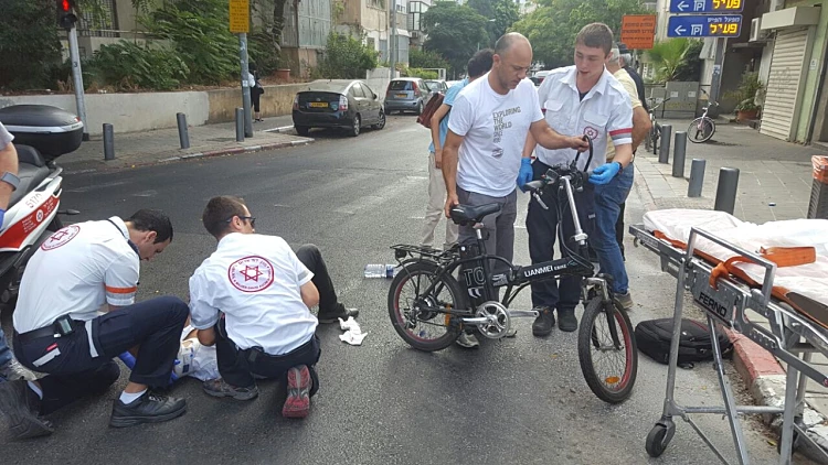 רוכב אופניים חשמליים נפגע מרכב בתל אביב