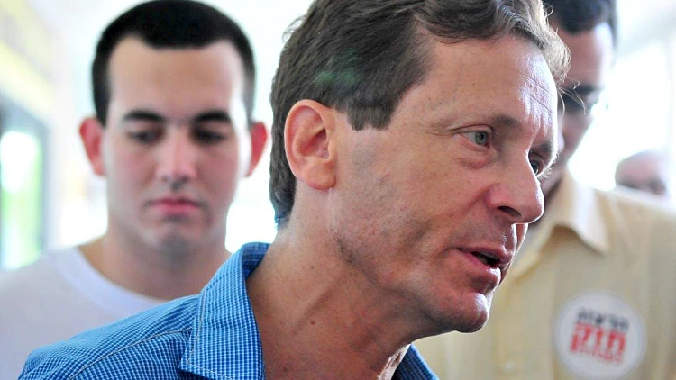 פריימריז בעבודה . בוז'י הרצוג מגיע לסניף רמת אביב