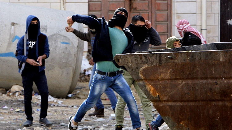פלסטינים מיידים אבנים בחברון