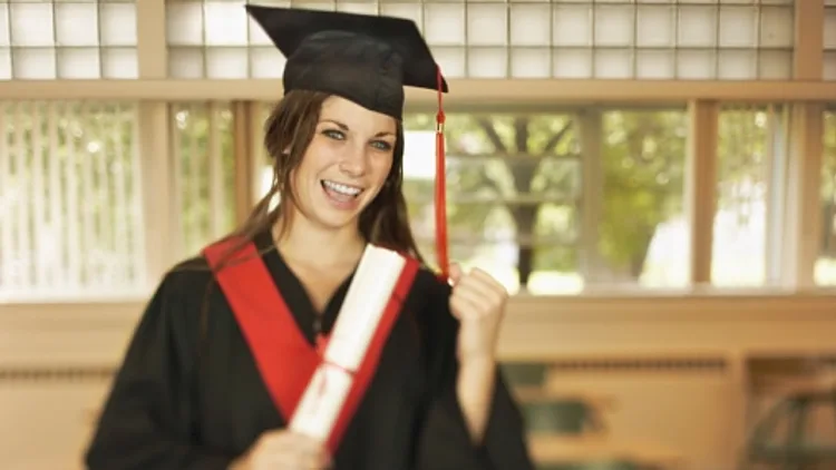 סטודנטית בסיום הלימודים באוניברסיטה