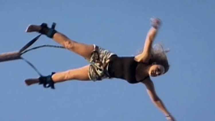 אישה עושה בנג'י