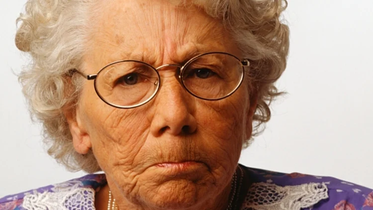 זקנ רגזנית בחלוק פרחוני ולא מחמיא