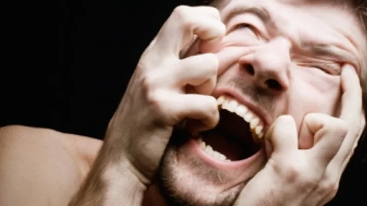 בחור סובל מכאב שיניים