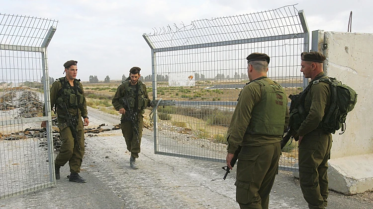 חיילים במעבר כרם שלום