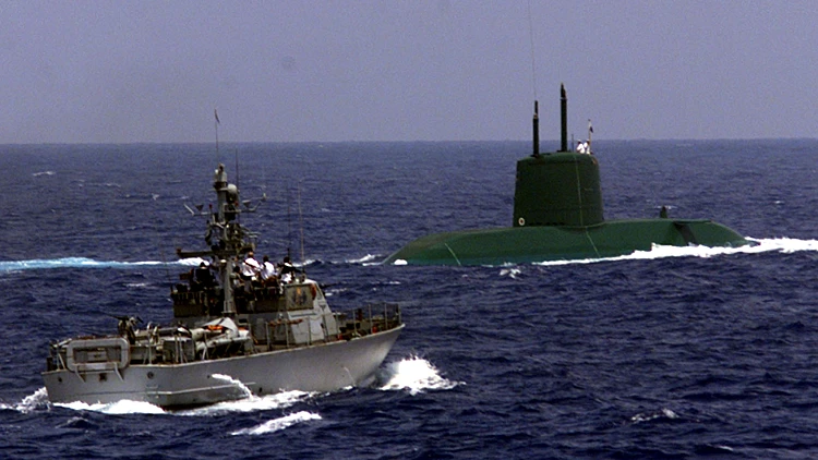 צוללת מסדרת דולפין של חיל הים סמוך למפרץ חיפה, ליד ספינה המקבלת את פניה