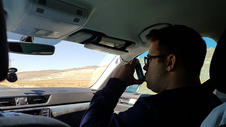 חבר הכנסת אורן חזן בדרכו למעבר אלנבי