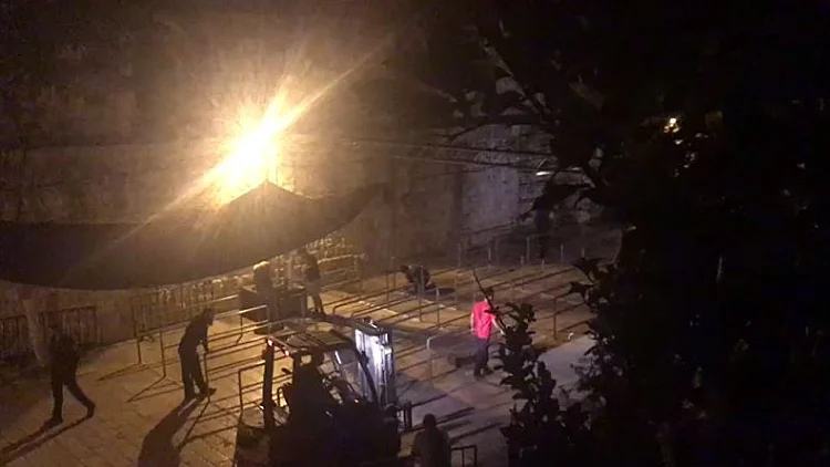 פירוק אמצעי הביטחון בשער השבטים, בכניסה למתחם הר הבית בירושלים