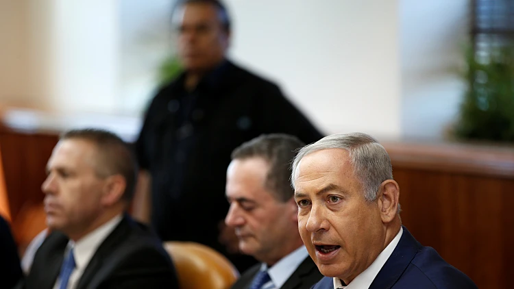 ראש הממשלה נתניהו לצד שר התחבורה כץ בישיבת הממשלה