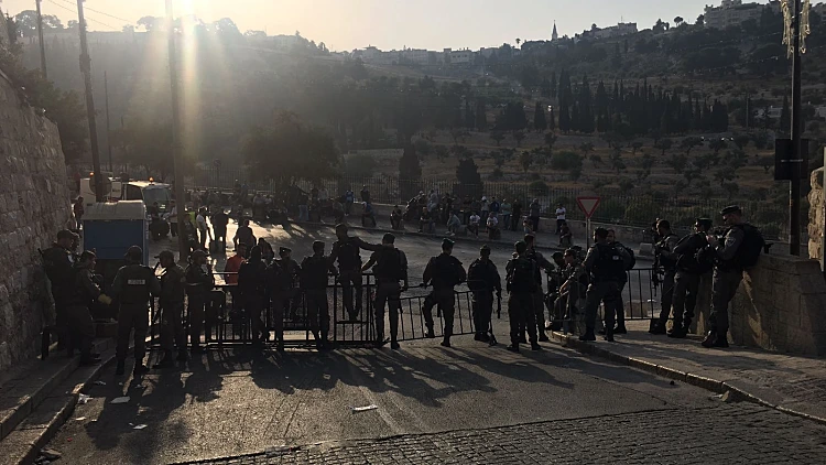 שוטרים מוצבים בשער האריות, בדרך להר הבית