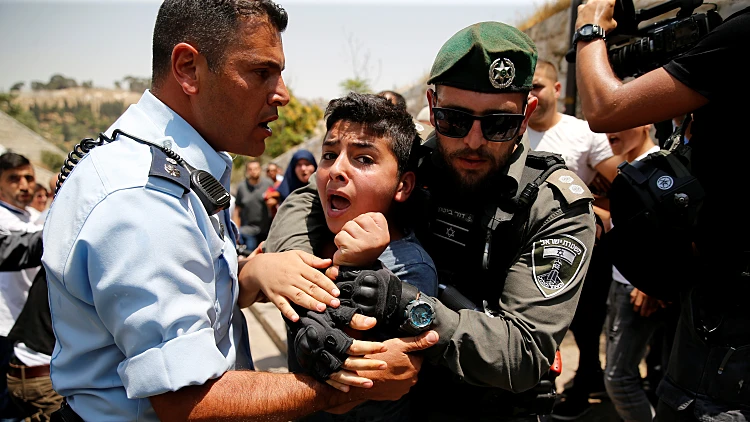 עימותים בין מפגינים ומתפללים מוסלמים לבין כוחות הביטחון בכניסה למתחם הר הבית