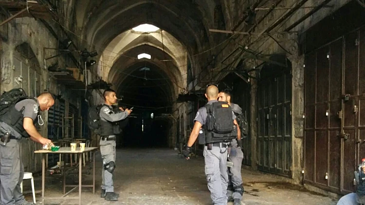 שוטרי מג"ב בכניסה להר הבית הסגור למתפללים