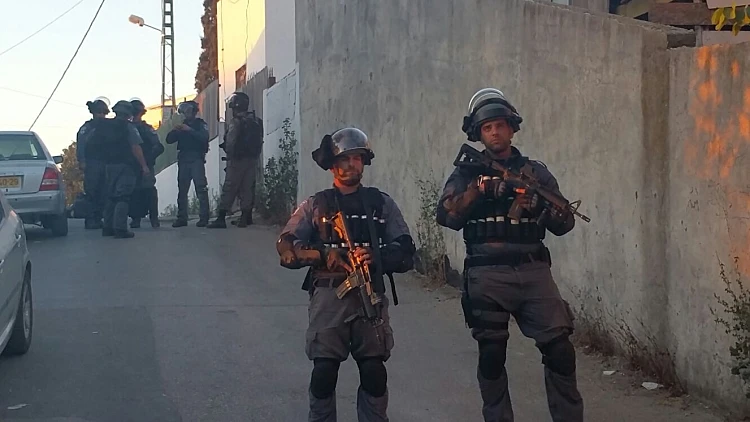 כוחות יס"מ פושטים על הבתים של המפגעים בשכונת עין אלנבי באום אל פאחם