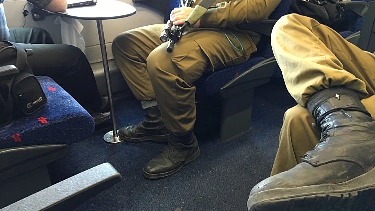 חייל נושא נשק ברכבת