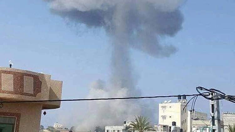 עשן מיתמר ברצועת עזה בעקבות תקיפת חיל האוויר