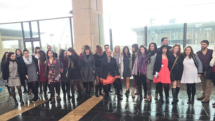 עובדות הכנסת שהגיעו בלבוש "חשוף" במסגרת "מחאת החצאיות"