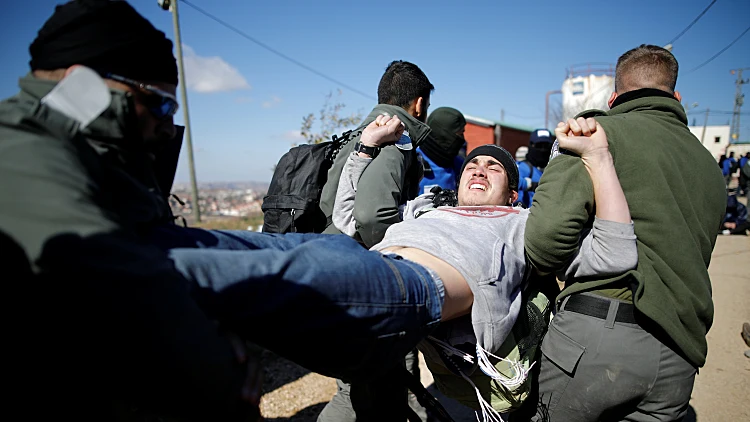 כוחות הביטחון פורצים את דלת בית הכנסת בעמונה