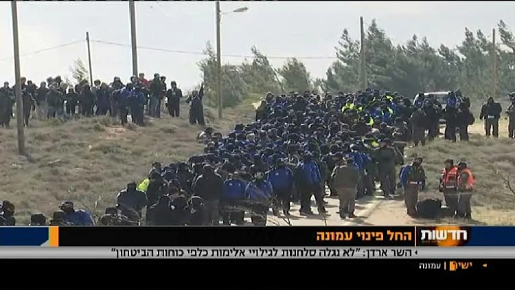 כוחות הביטחון רגע לפני פינוי מאחז עמונה