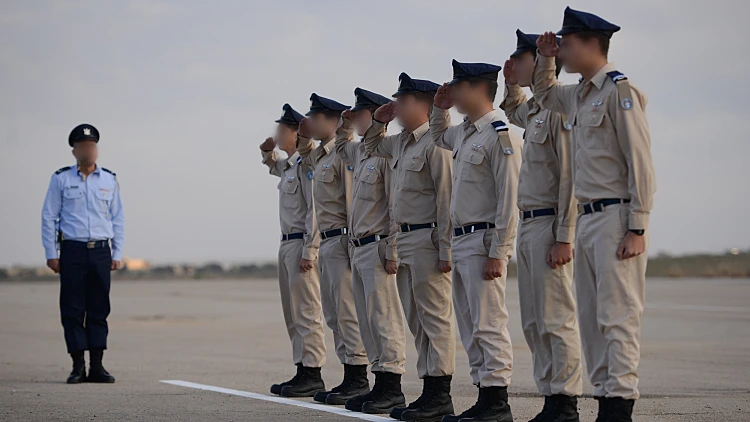 חשיפת דרגות למסיימי קורס טייס מספר 171