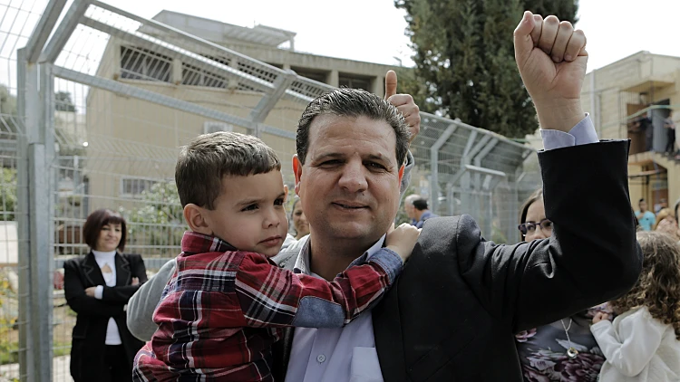 איימן עודה, יו"ר הרשימה המשותפת, אחרי ההצבעה עם הילד שלו