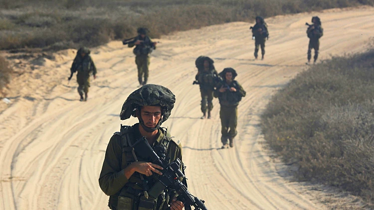 חיילים בסיור על גבול צפון הרצועה ב"צוק איתן"