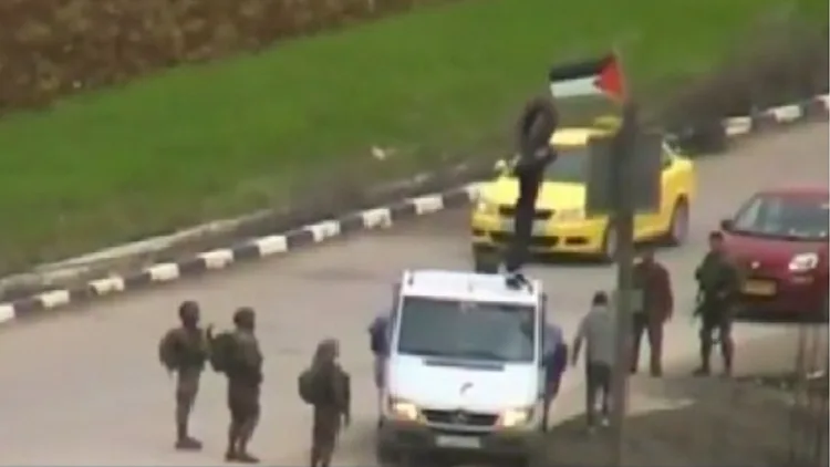 חיילים מחטיבת כפיר מורידים דגל של פלסטין