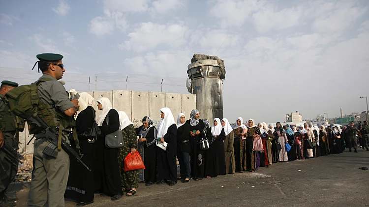 נשים פלסטיניות במחסום קלנדיה