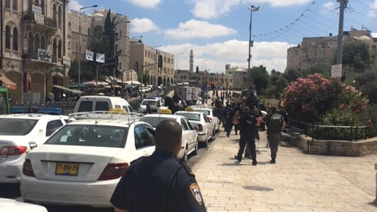 כוחות שיטור בזירת הפיגוע בשער שכם שבירושלים, שם מחבל דקר שוטר