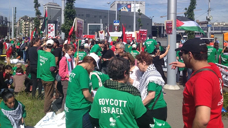 עשרות מפגינים פרו-פלסטינים מוחים נגד ישראל בקונגרס פיפ"א שבציריך