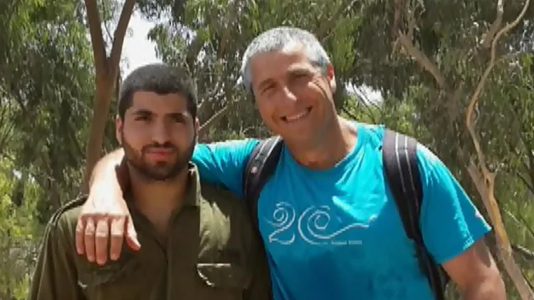 עופר מנדלוביץ' ובנו עוז, לוחם גולני שנהרג ב"צוק איתן"